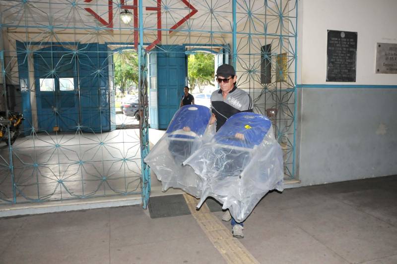 A Secretaria Estadual de Educação (Seduc) entregou, na manhã desta quarta-feira (16), 530 carteiras em Belém e Altamira. Foram novas entregas de um lote de 20 mil unidades que a Seduc adquiriu no início do ano. Desde março, já foram entregues mais de 15 mil carteiras. Nesta quarta-feira foram beneficiadas, em Belém, as escolas “Alexandre Zacarias de Assunção”; “XV de Outubro” e o Centro Comunitário “Bira Barbosa”; cada uma recebeu 40 unidades. As outras escolas atendidas na capital foram “Paes de Carvalho" (foto), “David Salomão Mufarrej”, “Santa Maria de Belém”; “Pedro Amazonas Pedroso” e a “Professora Anésia”; que juntas receberam 210 carteiras. Na Escola Paes de Carvalho, no bairro da Campina, onde estudam dois mil alunos, a diretora Amália Cavalcante recebeu os equipamentos. Ela disse que as novas carteiras contribuem para o melhor funcionamento da escola, garantindo mais conforto aos alunos. Para melhorar o grau de conservação do mobiliário da escola, a unidade de ensino desenvolve uma campanha de conscientização do uso e preservação do patrimônio público.
FOTO: FERNANDO NOBRE / ASCOM SEDUC
DATA: 16.05.2018
BELÉM - PARÁ <div class='credito_fotos'>Foto: FERNANDO NOBRE/ASCOM SEDUC | <a href='/midias/2018/originais/0a0af3c8-aa37-4a64-ac81-ff03060b91d7.jpg' download><i class='fa-solid fa-download'></i> Download</a></div>