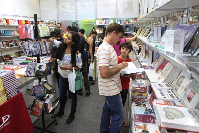 Uma programação extensa e diversificada marcou a abertura das atividades da XXII Feira Pan-Amazônica do Livro (foto) neste sábado (2), no Hangar – Centro de Convenções e Feiras da Amazônia, em Belém. Um grande público compareceu no primeiro dia, aproveitando as atrações culturais e as exposições nos estandes de livros.

FOTO: CRISTINO MARTINS / AG. PARÁ
DATA: 02.06.2018
BELÉM - PARÁ <div class='credito_fotos'>Foto: Cristino Martins/Ag. Pará   |   <a href='/midias/2018/originais/0a0bfc02-5416-48d6-b94e-13e7206a91b5.jpg' download><i class='fa-solid fa-download'></i> Download</a></div>
