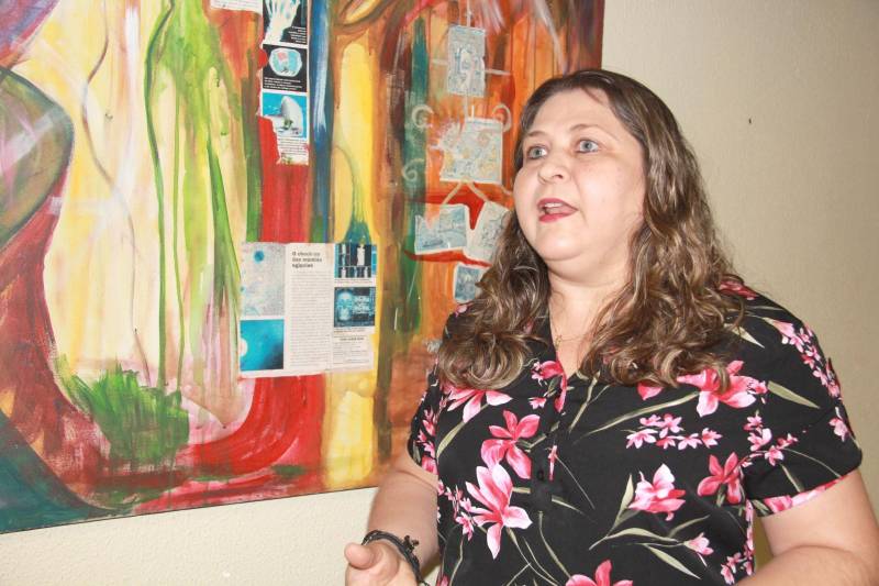 Profissionais que fazem parte do Sistema de Garantia de Direitos, da Associação dos Municípios do Arquipélago do Marajó (Amam), participaram nesta quarta-feira (20), na sede da Fundação de Atendimento Socioeducativo do Pará (Fasepa), em Belém, do último dia do “Encontro Temático da Socioeducação”, que teve como objetivo a implantação dos Planos Municipais de Atendimento Socioeducativo em 11 municípios paraenses. A partir de um diagnóstico situacional exposto por cada um dos participantes, enfatizando os desafios dentro das especificidades locais da política de prevenção e para o cumprimento de medidas socioeducativas em meio aberto, como Prestação de Serviço à Comunidade e Liberdade Assistida, a Fasepa prestará assessoramento técnico, para que juntamente com esses profissionais sejam estruturadas as bases de um documento que norteará as ações destinadas aos jovens. Na foto, a coordenadora de Regionalização e Apoio à Municipalização da Fasepa, Elinete Santos.
FOTO: DANI VALENTE / ASCOM FASEPA
DATA: 20.06.2018
BELÉM - PARÁ <div class='credito_fotos'>Foto: DANI VALENTE/ ASCOM FASEPA | <a href='/midias/2018/originais/0a10c167-aca8-48bd-8738-cceea95924c8.jpg' download><i class='fa-solid fa-download'></i> Download</a></div>
