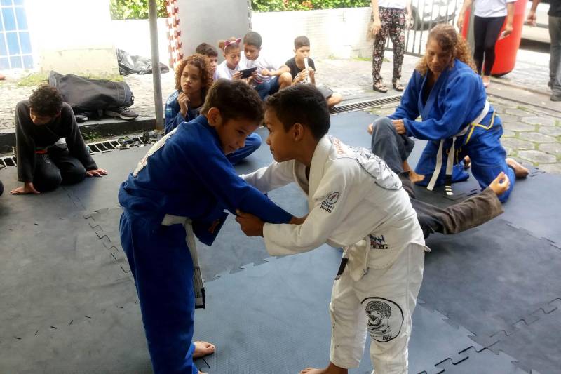 A abertura da Campanha da Copa, promovida pela Fundação Centro de Hemoterapia e Hematologia do Pará (Hemopa), neste sábado (9), foi marcada por alegria, descontração, apresentação cultural, comemoração de aniversário, prestação de serviços de saúde e até demonstração de jiu-jitsu.
FOTO: ASCOM HEMOPA
DATA: 09.06.2018
BELÉM - PARÁ <div class='credito_fotos'>Foto: Ascom Hemopa | <a href='/midias/2018/originais/0a11026c-1d45-4bdf-aa34-9263a05f0e10.jpg' download><i class='fa-solid fa-download'></i> Download</a></div>