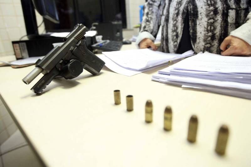 No início da tarde de hoje (30), depois de receber informações do Serviço 181, guarnições do subcomando do 6º Batalhão da Polícia Militar (6º BPM), juntamente a equipes do Disque Denúncia e da área de inteligência da Polícia Militar, com o apoio do Grupamento Aéreo da Secretaria de Segurança Pública e Defesa Social (Segup), foram averiguar em uma área de mata do bairro Curuçambá, em Ananindeua, a presença de dois homens suspeitos de participação no homicídio da cabo Maria de Fátima Cardoso dos Santos, ocorrido na tarde de ontem. No momento das incursões, os militares foram recebidos a tiros pelos dois homens e dispararam contra a dupla. João Victor dos Santos Magalhães, conhecido como Vitinho, foi atingindo e socorrido à UPA da Cidade Nova, mas não resistiu. O outro suspeito conseguiu escapar. Com Victor foi encontrada a pistola.40, arma pertencente à policial assassinada e que foi roubada na ocasião.
FOTO: THIAGO GOMES / AG. PARÁ
DATA: 30.04.2018
BELÉM - PARÁ <div class='credito_fotos'>Foto: Thiago Gomes /Ag. Pará | <a href='/midias/2018/originais/0a1de361-7655-49a5-b16a-24bcc24df26c.jpg' download><i class='fa-solid fa-download'></i> Download</a></div>