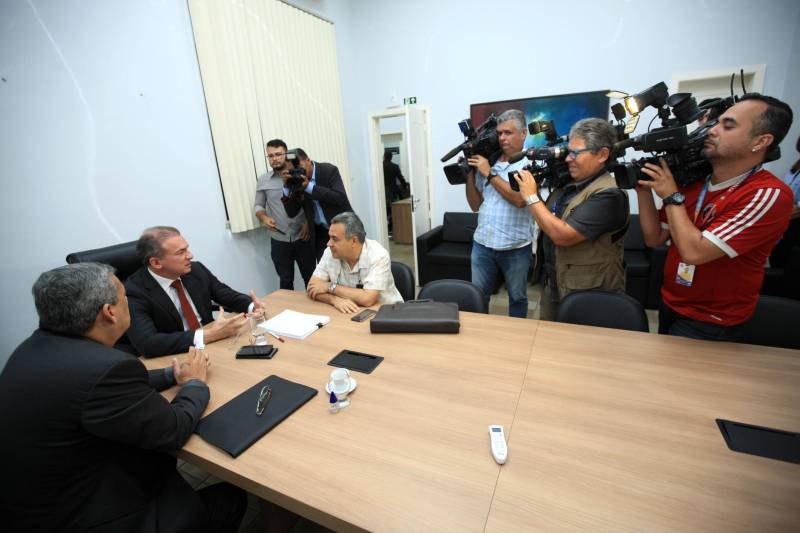 O Governo do Estado do Pará iniciou, nesta terça-feira (6), a transição da administração ao futuro governo. Na sede da Procuradoria Geral do Estado, o Procurador-geral, Ophir Cavalcante Júnior (c) e o Auditor-geral do Estado, Roberto Amoras (e), receberam o ex-deputado Parsifal Pontes (d), coordenador da quipe de transição do governador eleito, Hélder Barbalho.
FOTO: THIAGO GOMES / AG. PARÁ
DATA: 06.11.2018
BELÉM - PARÁ <div class='credito_fotos'>Foto: Thiago Gomes /Ag. Pará | <a href='/midias/2018/originais/0a2043f2-6414-4302-b030-6ec7d0e4be27.jpg' download><i class='fa-solid fa-download'></i> Download</a></div>