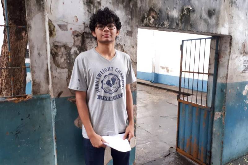 Penitenciário do Estado (Susipe) que oferece 969 vagas iniciou neste domingo, 11, pela manhã. Dos 17.545 que deveriam fazer a prova no período da manhã, 12.391 compareceram para concorrer aos cargos de Assistente Administrativo, Enfermagem, Pedagogo (Especialista em Educação) e Técnico em Gestão de Informática, cargos com provas pela manhã. De acordo com a empresa AOCP Concursos Públicos, organizadora do certame, 5.063 candidatos faltaram representando 29.01% do quantitativo que deveria fazer a prova nesta manhã. O concurso também terá provas a tarde e no próximo domingo, 18. Em Castanhal, dos 1.740 candidatos inscritos para o cargo de assistente administrativo, 452 faltaram, mais de 25% do total de inscritos. O candidato Werleson Silveira veio de Bragança fazer a prova em Castanhal. Ele já é concurseiro e está ansioso pra entrar no mercado de trabalho. “É o terceiro concurso que faço, mas ainda não consegui passar. Estou confiante neste concurso. Estudei em casa mesmo. Comprei apostila e assisti às aulas pela internet também. Estou desempregado e espero ter um bom resultado”, disse. Infelizmente nem todos conseguiram fazer prova. O candidato Emanoel Oliveira veio de Mocajuba na noite de ontem (17). Ele passou 7h na estrada, mas chegou um minuto atrasado e os portões já tinham sido fechados no Instituto Federal de Educação Tecnológica (IFPA) em Castanhal. “Perdi meu cartão de inscrição e aí minha namorada falou que meu local de prova era na UFPA. Cheguei lá e me disseram que a prova era no IFPA. Com essa confusão da escola acabei me atrasando e perdi a prova. Agora é tentar na próxima”, contou. Na foto, o candidato Lucas Ferreira.
FOTO: ASCOM / SEAD
DATA: 11.03.2018
ALTAMIRA - PARÁ <div class='credito_fotos'>Foto: ASCOM SEAD | <a href='/midias/2018/originais/0a298d96-77e7-4b10-99ec-b69dd645f9f1.jpg' download><i class='fa-solid fa-download'></i> Download</a></div>