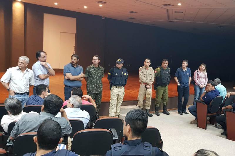 Caminhoneiros liberaram 300 mil litros de combustível por dia para a cidade de Marabá e outros municípios do sudeste paraense, a fim de atender prioritariamente serviços básicos, como saúde, educação, segurança e limpeza pública. Alguns postos, dos 47 que funcionam em Marabá, começaram a ser abastecidos na noite desta segunda-feira (28). A decisão da categoria resultou de uma negociação entre o Comitê Gestor de Crise e a categoria, em reunião realizada no Carajás Centro de Convenções, na tarde de hoje.
FOTO: ASCOM CRGSP
DATA: 28.05.2018
BELÉM - PARÁ <div class='credito_fotos'>Foto: ASCOM CRGSP | <a href='/midias/2018/originais/0a2a981e-1a4b-41f3-9c82-e70bc907847f.jpg' download><i class='fa-solid fa-download'></i> Download</a></div>