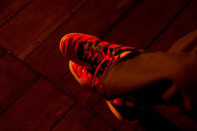 João*, de 17 anos, é natural de Bragança, nordeste do Pará. Há sete meses cumpre medida socioeducativa em uma unidade de internação do Estado após cometer um ato infracional no município onde reside. Mas na manhã desta terça-feira (5), em Belém, pôde vivenciar uma experiência inédita: participou de um espetáculo de teatro (foto) diante de dezenas de pessoas que se reuniram no Teatro Margarida Schivasappa, ao lado de outros 30 adolescentes e jovens privados de liberdade. Uma iniciativa pioneira no país que busca promover a ressocialização por meio da arte, fruto das atividades e oficinas pedagógicas realizadas dentro de espaços gerenciados pela Fundação de Atendimento Socioeducativo do Pará (Fasepa). “Eu nunca tinha vindo em um teatro e isso ficará marcado em mim”, disse o socioeducando. Tímido, ele revelou a vontade de deixar para trás os erros cometidos e seguir um futuro completamente novo, com os primeiros passos sendo dados hoje. “Isso despertou algo dentro de mim, pensar na minha vida e em sair do mundo das drogas. Quem sabe me tornar um ator?” divagou.

FOTO: FERNANDO SETTE / ASCOM IOE
DATA: 05.06.2018
BELÉM - PARÁ <div class='credito_fotos'>Foto: FERNANDO SETTE CÂMARA / ASCOM IOE   |   <a href='/midias/2018/originais/0a2e6c74-efdc-4475-8b97-9ddf6be98849.jpg' download><i class='fa-solid fa-download'></i> Download</a></div>