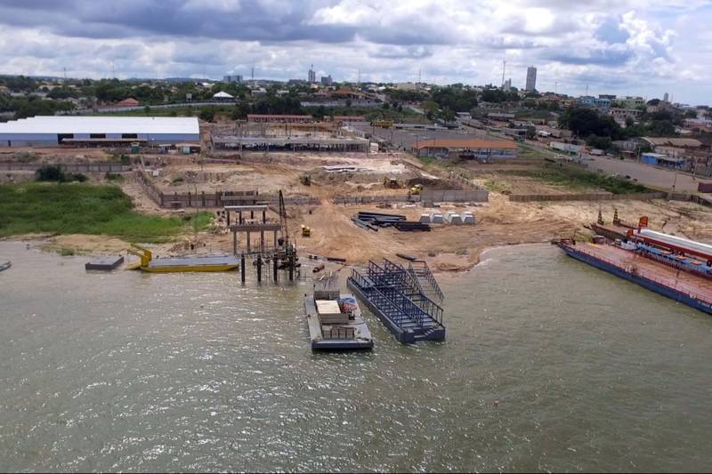 A atual gestão do Governo do Estado vai encerrar 2018 com quase R$ 100 milhões de investimentos em obras portuárias, sob a responsabilidade da Companhia de Portos e Hidrovias (CPH), em 18 municípios paraenses. Somente na área urbana de Santarém, na região Oeste, são mais de R$ 60 milhões na construção do novo terminal. A obra segue de acordo com o cronograma estabelecido e a expectativa é que depois de pronta possa melhorar significativamente o transporte de cargas e, sobretudo, oferecer condições seguras e com acessibilidade a todos os passageiros que utilizam o modal hidroviário.

FOTO: SAMUEL ALVARENGA / AG. PARÁ
DATA: 15.12.2018
SANTARÉM - PARÁ <div class='credito_fotos'>Foto: SAMUEL ALVARENGA/AG.PARÁ   |   <a href='/midias/2018/originais/0a320ed2-c7d0-4f24-ad11-d837c11a0758.jpg' download><i class='fa-solid fa-download'></i> Download</a></div>