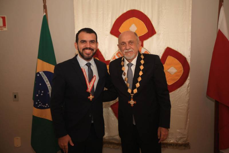 O Governo do Estado do Pará concedeu hoje 230 comendas do Mérito Grão-Pará (foto), a mais alta do Estado, a autoridades e servidores que se destacaram nos últimos oito anos de serviços prestados à população. “O ciclo que encerramos hoje não encerra nossa missão de servir ao público, porque uma vez servidores públicos, trabalhando em benefício da população, nunca mais deixamos de sê-lo, pois essa missão fica gravada em nossos corações”, disse o governador Simão Jatene aos agraciados. O governador entregou, pessoalmente, uma a uma as condecorações.  Das 230 medalhas, 14 foram no grau de Grande Oficial, 60 no grau de Comendador, 8 no grau de Oficial e 11 no grau de Cavaleiro aos servidores civis. Entre os militares, 4 receberam no grau de Comendador, 38 de Oficial e 109 no grau de Cavaleiro.

FOTO: CRISTINO MARTINS / AG. PARÁ
DATA: 31.12.2018
BELÉM - PARÁ <div class='credito_fotos'>Foto: Cristino Martins/Ag. Pará   |   <a href='/midias/2018/originais/0a392ede-9e1e-4958-8600-0139b70fefb6.jpg' download><i class='fa-solid fa-download'></i> Download</a></div>