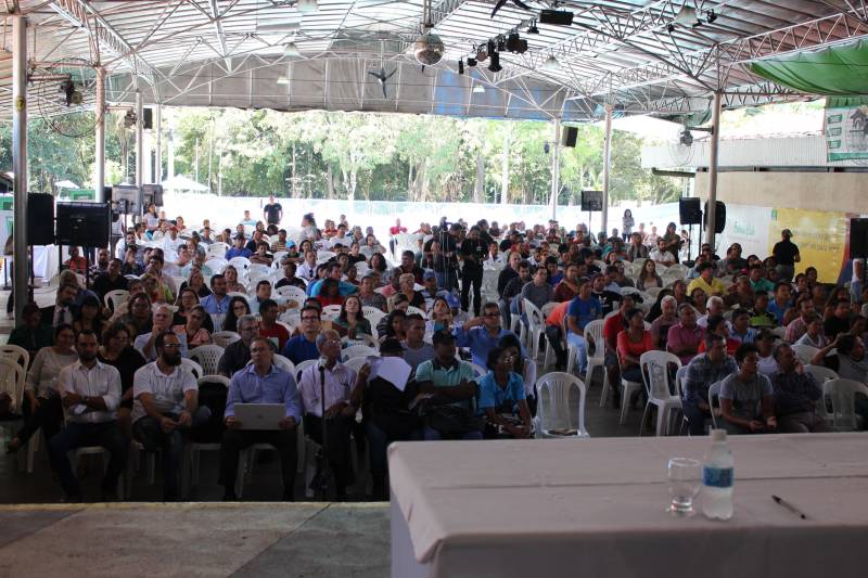 Para garantir a participação popular (foto) nas decisões ambientais e atender solicitação do Ministério Público Estadual (MPE), a Secretaria de Meio Ambiente e Sustentabilidade (Semas) convoca, por edital, Audiência Pública, para a próxima quinta-feira, 12 de julho, no município de Abaetetuba, nordeste do Pará. O objetivo é informar a comunidade sobre a Usina Termelétrica a Gás Natural, Terminal de Regaseificação e Gasoduto, prevista para ser implantada no Porto de Vila do Conde, no município de Barcarena, de responsabilidade da Centrais Elétricas de Barcarena (Celba). Ministérios Públicos Federal e Estadual, autoridades federais, estaduais e municipais, órgãos públicos e privados, instituições governamentais e não governamentais e a população em geral vão participar do evento.
FOTO: ARQUIVO / ASCOM SEMAS
DATA: 24.04.2018
<div class='credito_fotos'>Foto: ASCOM SEMAS | <a href='/midias/2018/originais/0a4d6563-8f9b-47f5-aaf7-52d6a7a323bd.jpg' download><i class='fa-solid fa-download'></i> Download</a></div>