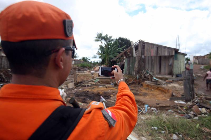 Passados dois dias da enxurrada que destruiu casas e obrigou pessoas a saírem de seus locais de moradia em Paragominas, Governo do Estado e Prefeitura continuam os trabalhos para atender as famílias afetadas, reconstruir o que ficou destruído e restabelecer a situação de normalidade no município. Desde a manhã da última quinta-feira (12), equipes da Defesa Civil intensificam as ações nos bairros atingidos. Na foto, o capitão Rangel Valois.
FOTO: SIDNEY OLIVEIRA / AG. PARÁ
DATA: 14.04.2018
PARAGOMINAS - PARÁ <div class='credito_fotos'>Foto: Sidney Oliveira/Ag. Pará | <a href='/midias/2018/originais/0a534cfe-a222-4314-8231-7586526f5fc0.jpg' download><i class='fa-solid fa-download'></i> Download</a></div>