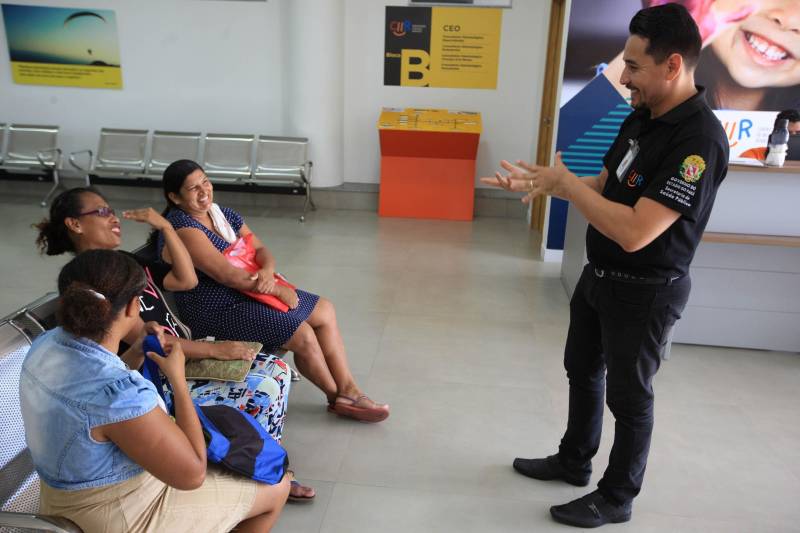 O intérprete Rogério Dias Moreira (foto) conta que o objetivo é garantir atendimento com excelência em inclusão, por isso os funcionários são capacitados para atender os deficientes auditivos da forma como estes se comunicam. “A aquisição da linguagem em Libras é importante para a comunicação do nosso usuário surdo. Por ser a minha área, procuro fazer a aquisição da língua com todos os colaboradores, para que esses usuários sejam bem recebidos desde o portão até a sala de atendimento do Centro”, ressalta.
FOTO: SIDNEY OLIVEIRA / AG. PARÁ
DATA: 18.11.2018
BELÉM - PARÁ
<div class='credito_fotos'>Foto: Sidney Oliveira/Ag. Pará | <a href='/midias/2018/originais/0a63031a-88d2-464f-a609-86eeb50aa195.jpg' download><i class='fa-solid fa-download'></i> Download</a></div>
