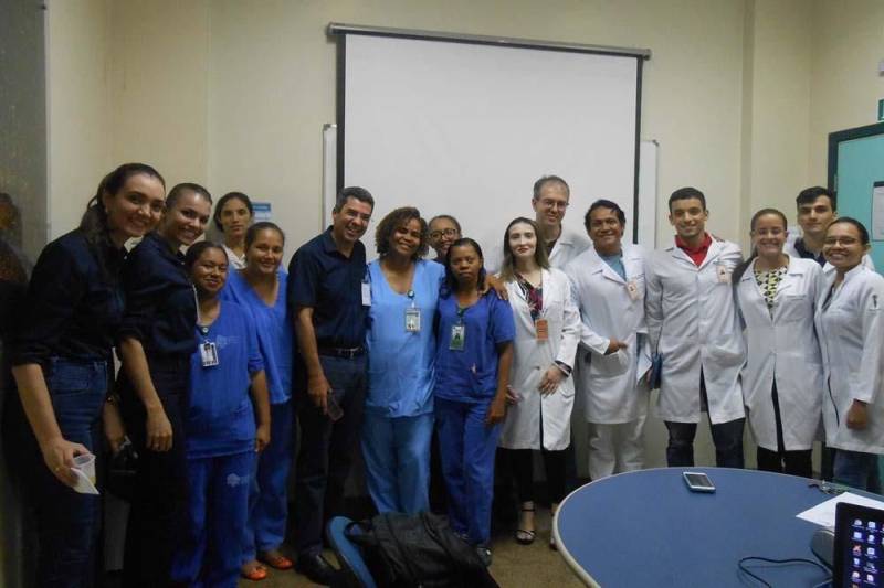 Os principais sintomas e fatores de risco do câncer de cabeça e pescoço foram discutidos por estudantes, médicos, enfermeiros e técnicos de Enfermagem no Hospital Regional do Sudeste do Pará - Dr. Geraldo Veloso (HRSP), localizado em Marabá (PA). O bate-papo (foto) foi conduzido pelos integrantes do projeto "Harmonia em Ação", com o objetivo de sensibilizar o público para a importância do diagnóstico precoce da doença. Segundo o urologista e diretor Técnico do HRSP, Cassiano Barbosa, infelizmente esses tumores ainda são pouco conhecidos pela maioria das pessoas, mesmo sendo a sexta neoplasia mais recorrente no mundo. "A grande vantagem é que os sintomas são visíveis para todo mundo, como um caroço no pescoço ou manchas no rosto. É preciso estar atento a esses sinais e contribuir para o diagnóstico precoce. Quanto mais cedo o câncer for detectado, maiores são as chances de cura", afirmou o médico.
FOTO: ASCOM / HRSP
DATA: 29.10.2018
MARABÁ - PARÁ <div class='credito_fotos'>Foto: ASCOM HRSP | <a href='/midias/2018/originais/0a67d213-959d-4afb-af78-f8f0c3dc46c1.jpg' download><i class='fa-solid fa-download'></i> Download</a></div>