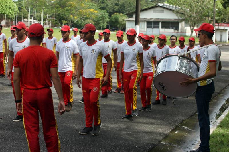 O Corpo de Bombeiros Militar do Pará também atua com um projeto de responsabilidade social que oferece perspectivas às crianças e adolescentes. O “Escola da Vida” começou no quartel da Cremação em 1993, com apenas 20 alunos. Hoje, alcança 3.200 alunos matriculados e distribuídos em 25 polos pelo Estado. Mais de 25 mil crianças já passaram pelo projeto que oferece informações, orientações, treinamento, educação e base de apoio para a formação do cidadão. Dos 25 polos do Projeto Escola da Vida, cinco estão em Belém, nos bairros da Cremação e Val de Cans, além de Icoaraci, Outeiro e Mosqueiro, funcionando dentro dos quartéis.
FOTO: SIDNEY OLIVEIRA / AG. PARÁ
DATA: 11.05.2018
BELÉM - PARÁ <div class='credito_fotos'>Foto: Sidney Oliveira/Ag. Pará | <a href='/midias/2018/originais/0a731699-7c64-4706-bf11-5236b3978168.jpg' download><i class='fa-solid fa-download'></i> Download</a></div>