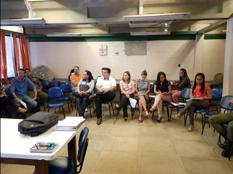 O Colégio Militar Rio Tocantins, em Marabá, no sudeste do Pará, deve começar as atividades no próximo semestre. As capacitações (foto) para implantação do 1º Colégio Militar do Estado, fora da capital, iniciaram esta semana com a equipe gestora e professores. Nesta terça-feira (24) foi a vez dos 42 policiais militares pré-selecionados cumprirem a primeira de três etapas da formação para desenvolver atividades na supervisão escolar. Na sequência, será feita uma reunião com o pessoal operacional da escola.
FOTO: KÉLIA SANTOS / CRGSP
DATA: 24.04.2018
MARABÁ - PARÁ <div class='credito_fotos'>Foto: KÉLIA SANTOS / ASCOM CRGSP | <a href='/midias/2018/originais/0a778a19-b2d6-4aaa-8c8e-fc4bbb74e45f.jpg' download><i class='fa-solid fa-download'></i> Download</a></div>