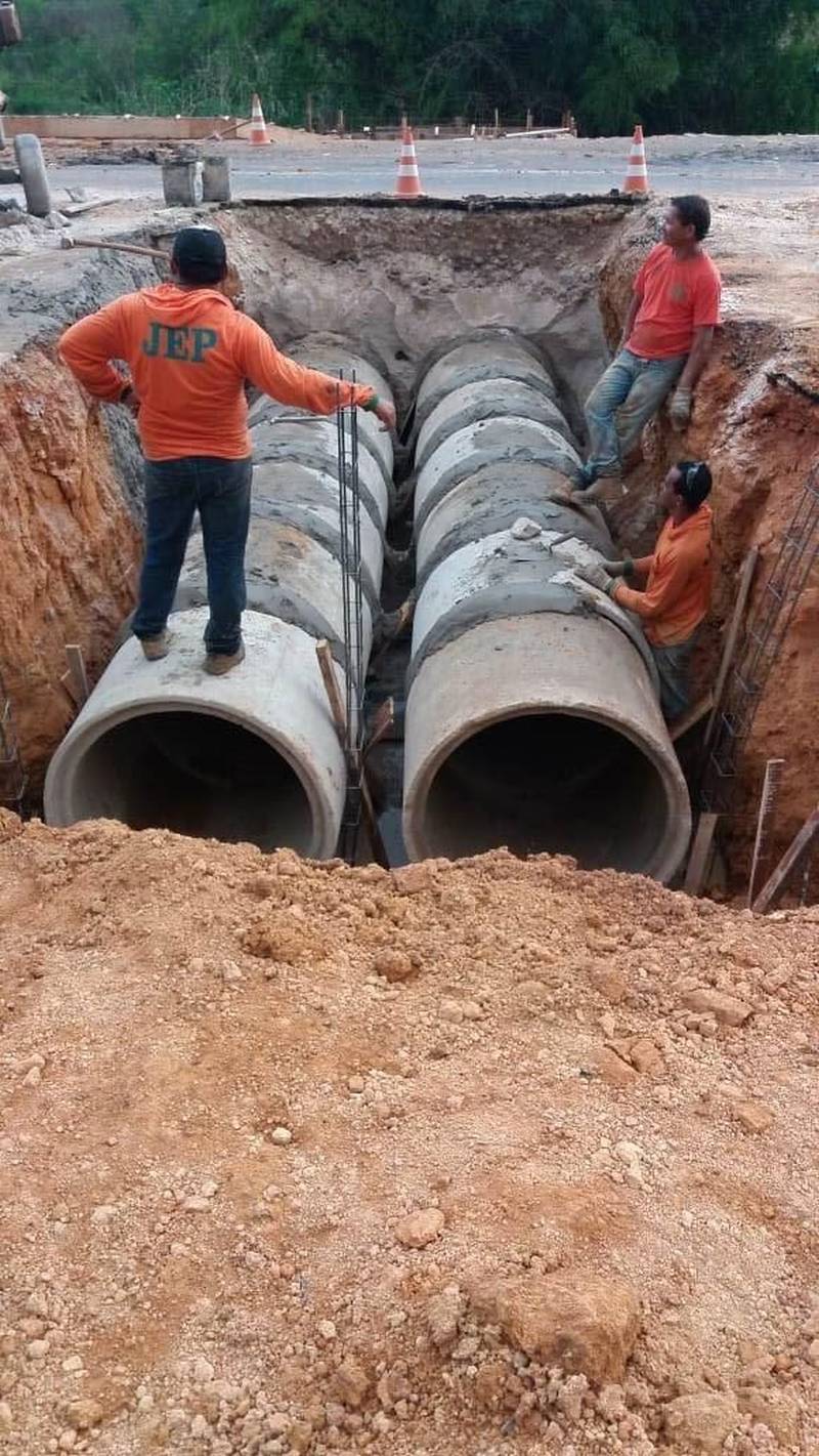 A Secretaria de Estado de Transportes (Setran) informa que os serviços de recuperação (foto) da Rodovia PA-256, no acesso ao município de Paragominas, estão em fase de conclusão. No início do mês, em decorrência das fortes chuvas na região, um trecho da rodovia foi afetado pela erosão. De acordo com informações do Chefe do 7º Núcleo, Wallace Gaspar, foi realizada a recomposição do terreno em declive (talude) e do acostamento da via. “Para evitar nova erosão do talude, foi construída uma caixa de concreto armado para vencer um desnível de 5 metros, que receberá a água da chuva. Isso vai evitar que a pista seja invadida por ela. Também foi construída uma linha dupla de bueiros com 1 metro de diâmetro, cada”, informou.

FOTO: ASCOM / SETRAN
DATA: 18.12.2018
PARAGONINAS - PARÁ <div class='credito_fotos'>Foto: ASCOM SETRAN   |   <a href='/midias/2018/originais/0a79acf6-e42b-486e-a7db-8aced4c4b9d5.jpg' download><i class='fa-solid fa-download'></i> Download</a></div>