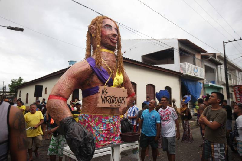 O professor Júlio Leal Gomes é natural de Vigia de Nazaré, no nordeste paraense, terra conhecida pela hospitalidade, principalmente em época festiva. Mantendo a tradição, no Carnaval Júlio e seus irmãos abrem a casa da família para amigos e outros parentes. Neste ano, o imóvel de quatro cômodos abrigou mais de 50 pessoas. Vigia tem um dos maiores e mais tradicionais carnavais do Pará. Nesta época do ano, a população do município, de 51.173 habitantes (Censo/IBGE), triplica com a chegada de brincantes oriundos de todo o Brasil, e os vigienses – igual coração de mãe - acolhem essa multidão. A estimativa é a cidade receber mais de 300 mil pessoas neste Carnaval.
FOTO: IGOR BRANDÃO / AG PARÁ
DATA: 13.02.2018
BELÉM - PARÁ <div class='credito_fotos'>Foto: IGOR BRANDÃO / AG. PARÁ | <a href='/midias/2018/originais/0a87ea39-ddf7-4288-a25e-76a6566f3c65.jpg' download><i class='fa-solid fa-download'></i> Download</a></div>