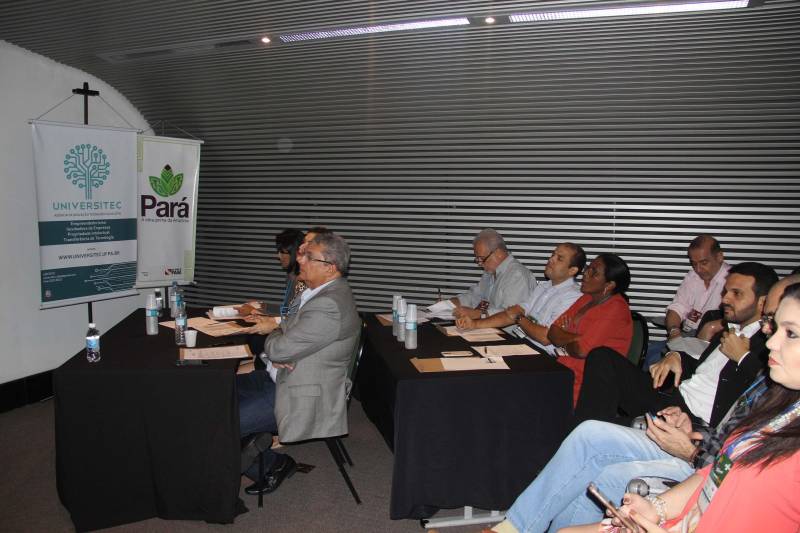 Aplicativos, plataformas e jogos digitais que façam paraenses e turistas passear pelo Pará em suas mais diversas roupagens, seja o Pará de história e rica cultura, o de aventuras, o de belezas naturais ou de eventos profissionais e sociais. No total, nove propostas para alavancar o turismo no estado foram conhecidas durante a última etapa do Desafio InovaTur, ocorrida na noite desta sexta-feira (18), dentro da programação da Feira do Empreendedor, organizada pelo Sebrae, no Hangar – Centro de Convenções e Feiras da Amazônia. O Desafio InovaTur é uma ação conjunta das Secretarias de Estado de Turismo (Setur) e de Ciência, Tecnologia e Educação Profissional e Tecnológica (Sectet), em parceria com a Agência de Inovação Tecnológica da UFPA (Universitec) e o Parque de Ciência e Tecnologia (PCT) Guamá. Na foto, os jurados da competição.

FOTO: ASCOM / SETUR
DATA: 18.05.2018
BELÉM - PARÁ <div class='credito_fotos'>Foto: ASCOM SETUR   |   <a href='/midias/2018/originais/0a8ee0ee-d2e9-48eb-932e-69aeb48c6ba8.jpg' download><i class='fa-solid fa-download'></i> Download</a></div>
