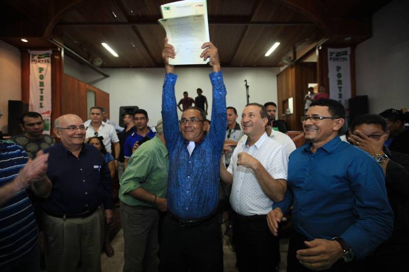 O produtor rural Nilson Corrêa da Silva, 23 anos, mora na comunidade Santo Ezequiel Moreno e produz alimentos em 700 hectares de terra na agrovila Acutipereira, no município de Portel, no arquipélago do Marajó. Mesmo morando e produzindo alimentos na comunidade, ele não possuía título de propriedade de terra. Para beneficiar produtores como Nilson, o governador Simão Jatene entregou, na manhã desta sexta-feira (23), títulos coletivos que beneficiaram mais de mil famílias. Os títulos também beneficiaram comunidades remanescentes de quilombos e povos tradicionais do município marajoara. O Pará foi o Estado que mais titulou áreas em prol dos remanescentes de quilombos no Brasil. Das 170 comunidades tituladas no país, 62 estão no Pará, sendo que destas 53 foram tituladas pelo Instituto de Terras do Pará (Iterpa).

FOTO: MÁCIO FERREIRA / AG. PARÁ
DATA: 23.03.2018
PORTEL - PARÁ <div class='credito_fotos'>Foto: MÁCIO FERREIRA/ AG. PARÁ   |   <a href='/midias/2018/originais/0a954f34-7737-47b6-95c1-3e78af39c125.jpg' download><i class='fa-solid fa-download'></i> Download</a></div>