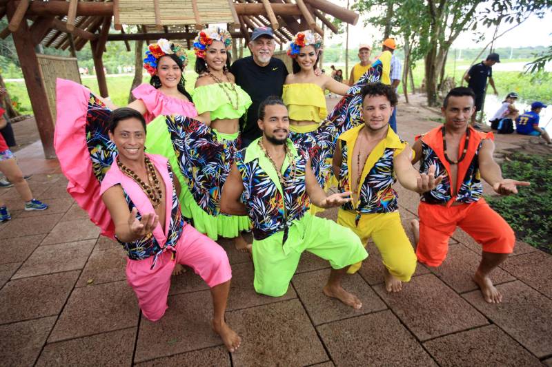 Uma reabertura feita a milhares de mãos. A fita inaugural colocada no inicio da trilha principal do Parque do Utinga foi rompida por mais de cinco mil pessoas ansiosas pelo inicio da caminhada, marcando o segundo dia da programação de reabertura do mais novo espaço paraense de lazer e interatividade com a natureza.
FOTO: MÁCIO FERREIRA / AG. PARÁ
DATA: 17.03.2018
BELÉM - PARÁ <div class='credito_fotos'>Foto: MÁCIO FERREIRA/ AG. PARÁ | <a href='/midias/2018/originais/0a964d9c-1e7b-407f-8d1f-d40180c7892a.jpg' download><i class='fa-solid fa-download'></i> Download</a></div>