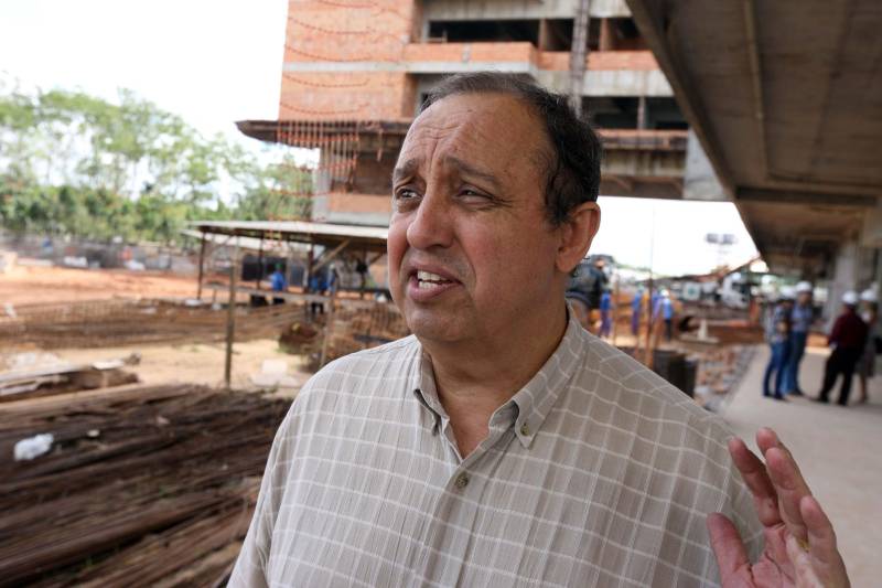 O Hospital Regional de Castanhal, referência para 21 municípios da região nordeste do estado, está com as obras em estágio avançado. A informação foi dada por integrantes do governo do estado que visitaram as obras do hospital nesta quarta-feira, 20. "Será um grande e moderno hospital preparado para atendimentos de alta e média complexidades, muito bem equipado", disse o secretário de Saúde do Estado, Vitor Mateus (foto), que acompanhou o governador durante a visita, ao lado do secretário estadual de Obras, Rui Klautau de Mendonça e do prefeito de Castanhal, Pedro Coelho, que aprovou o projeto. "Um dos nossos maiores problemas na área de saúde vai finalmente ter solução", disse o prefeito. "Muitas vezes, em casos graves, temos de deslocar os pacientes para Belém ou Paragominas, sob risco deles não suportarem a viagem. Com esse hospital, que vai ter inclusive tratamento oncológico, isso não será mais necessário" completou Pedro Coelho. 

FOTO: ANTÔNIO SILVA / AG. PARÁ
DATA: 20.06.2018
BELÉM - PARÁ <div class='credito_fotos'>Foto: Antônio Silva/Ag. Pará   |   <a href='/midias/2018/originais/0aa32651-dd4d-41f0-9cdc-e26dc72c234e.jpg' download><i class='fa-solid fa-download'></i> Download</a></div>