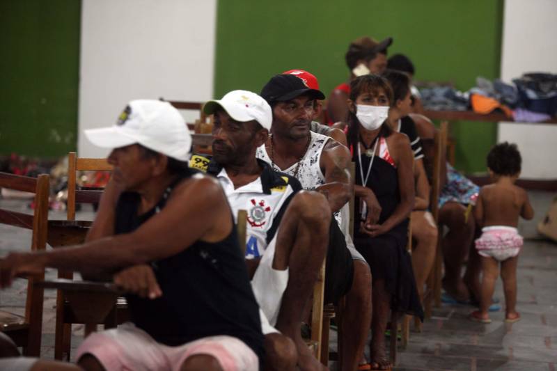 As famílias que ficaram desabrigadas em Paragominas, no sudeste paraense, após a forte enxurrada que atingiu o município na semana passada, começaram a receber nesta segunda-feira (16) o atendimento da Companhia de Habitação do Pará (Cohab). Técnicos do órgão chegaram à sede municipal e imediatamente iniciaram a visita a áreas afetadas e o cadastramento das famílias que tiveram suas casas atingidas.
FOTO: SIDNEY OLIVEIRA / AG. PARÁ
DATA: 16.04.2018
PARAGOMINAS - PARÁ <div class='credito_fotos'>Foto: Sidney Oliveira/Ag. Pará | <a href='/midias/2018/originais/0aad6a32-e0f3-4482-80c8-8bed5bc32f34.jpg' download><i class='fa-solid fa-download'></i> Download</a></div>