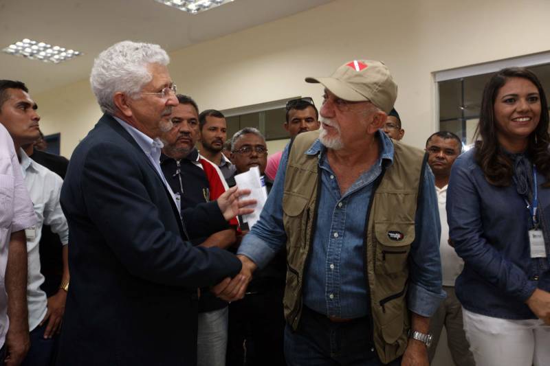 Nesta sexta-feira (6), um dia após completar 105 anos de emancipação, Marabá, município de forte vocação mineral e agrícola que o faz principal centro socioeconômico do sudeste paraense, recebeu importantes obras e serviços do Governo do Estado. Em destaque, investimentos nas áreas da saúde, educação, saneamento básico e segurança. As cerimônias contaram com a presença do governador Simão Jatene, parlamentares, prefeitos da região, entre outras autoridades. Durante a agenda de governo no município foi entregue oficialmente à população a nova Estação de Tratamento de Esgoto Sanitário (ETE) da Companhia de Saneamento do Pará (Cosanpa), o bloco IV do campus VIII da Universidade Estadual do Pará (Uepa, na foto) e mais de 90 veículos para unidades militares de Marabá e municípios da região. Além disso, também foi entregue à prefeitura 13 caminhões coletores de resíduos sólidos e assinado um termo aditivo para aquisição de equipamentos de hemodiálise para o Hospital Regional do Sudeste do Pará - Dr. Geraldo Veloso (HRSP), entre outros convênios. Na foto, o reitor da Universidade, Rubens Cardoso.
FOTO: SIDNEY OLIVEIRA / AG. PARÁ
DATA: 06.04.2018
MARABÁ - PARÁ <div class='credito_fotos'>Foto: Agência Pará | <a href='/midias/2018/originais/0abbf28a-78ba-43cd-b538-98d547f1c996.jpg' download><i class='fa-solid fa-download'></i> Download</a></div>