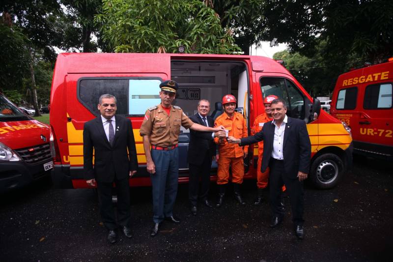 Para auxiliar no atendimento de vítimas de acidentes automobilisticos, o Corpo de Bombeiros Militar do Pará recebeu do Governo do Estado nesta quarta-feira (04), três ambulâncias de resgate, por conta de emendas parlamentares, que serão destinadas aos municípios de Parauapebas, Castanhal e Belém. A cerimônia de entrega, realizada no auditório da Casa Civil, teve a presença do Secretário de Segurança Pública e Defesa social (Segup), Luiz Fernandes, dos deputados estaduais Milton Campos, Gesmar Costa, Cel. Neil e Jaques Neves, além do Comandante do Corpo de Bombeiros Militar, Zanelli Antônio Melo. As ambulâncias são unidades de resgate tipo C para atendimento pré-hospitalar de vítimas de acidentes de trânsito, totalmente registradas pelo Ministério da Saúde; equipadas com material de suporte básico e material de desencaceramente - que auxilia nos acidentes quando as vítimas ficam presas em ferragens. No mês passado o Corpo de Bombeiros recebeu mais quinze veículos, desta vez, de vistoria e uma policlínica.
FOTO: THIAGO GOMES / AG. PARÁ
DATA: 04.04.2018
BELÉM - PARÁ <div class='credito_fotos'>Foto: Thiago Gomes /Ag. Pará | <a href='/midias/2018/originais/0abd07b2-a544-4619-be28-5cfb38e42f3a.jpg' download><i class='fa-solid fa-download'></i> Download</a></div>