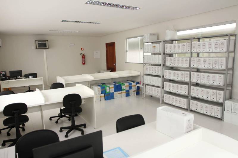 Restaurante self service, rampa de acesso, nova fachada, câmeras de vigilância e elevadores elétricos. O prédio-sede da Secretaria Estadual de Meio Ambiente e Sustentabilidade (Semas), em Belém, continua no mesmo lugar, mas parece novo. Após um processo de reforma, o prédio foi entregue aos servidores nesta sexta-feira, 16, pelo governador Simão Jatene.
FOTO: CRISTINO MARTINS / AG. PARÁ
DATA: 16.03.2018
BELÉM - PARÁ <div class='credito_fotos'>Foto: Cristino Martins/Ag. Pará | <a href='/midias/2018/originais/0abd9ea7-afb5-46ee-baa7-676496cf4a54.jpg' download><i class='fa-solid fa-download'></i> Download</a></div>