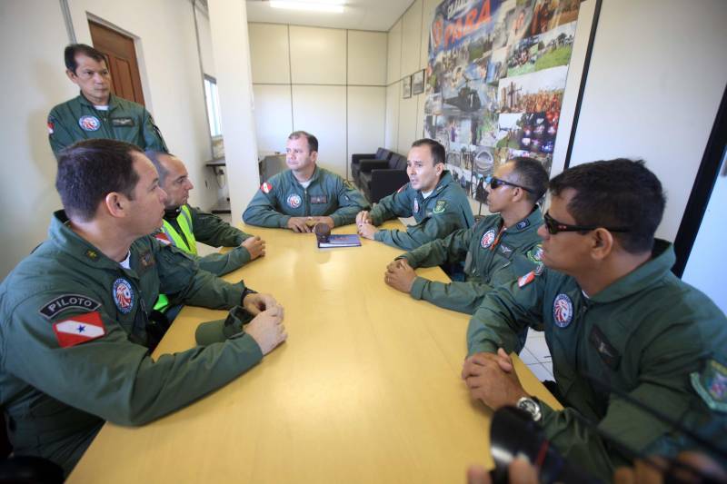 “Devo a vida do meu filho à atuação do Graesp (Grupamento Aéreo de Segurança Pública, na foto). Se não fosse pelo empenho deles no resgate, o João não teria resistido”. O depoimento emocionado é do sargento da Polícia Militar do Pará, Marcelo Serrano. Em abril do ano passado, o filho dele, João Marcel, então com 3 anos, perfurou o pulmão depois de cair de uma ponte. O acidente foi no município de São Sebastião da Boa Vista, no Marajó. Na ocasião, o Graesp foi acionado e iniciou o resgate da criança em direção a Belém. Em uma corrida contra o tempo, 40 minutos depois o menino começava a ser atendido em um hospital na capital. Se o transporte tivesse sido de barco, como normalmente ocorre na região, levaria oito horas e, pela gravidade da situação, o pequeno Marcel não teria resistido.

FOTO: RODOLFO OLIVEIRA / AG. PARÁ
DATA: 21.05.2018
BELÉM - PARÁ <div class='credito_fotos'>Foto: Rodolfo Oliveira/Ag. Pará   |   <a href='/midias/2018/originais/0ac3161f-1088-4c0b-8b0a-2dd74aacf5e4.jpg' download><i class='fa-solid fa-download'></i> Download</a></div>