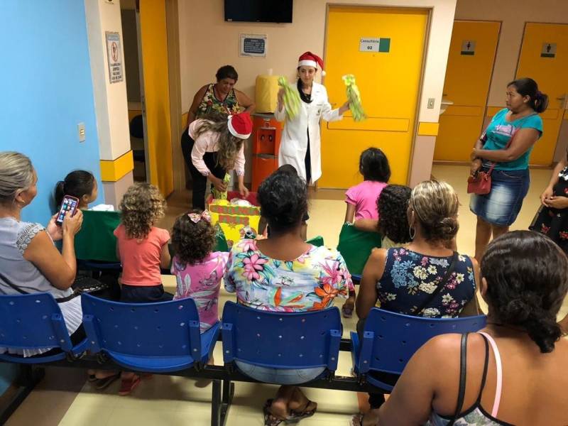 O Grupo de Trabalho de Humanização (GTH) do Hospital Geral de Tailândia (HGT) encerrou mais uma edição da campanha “Doe brinquedo e faça uma criança feliz”, com distribuição de brinquedos novos para crianças internadas e em atendimento no hospital (foto), antecipando o Natal dessas famílias também com entrega de cestas natalinas. Os donativos foram arrecadados entre os colaboradores e comerciantes da cidade. As ações de Natal foram realizadas ao longo do mês de dezembro. Entre elas, a colaboração ao Projeto ‘Padrinho Solidário’, que atende cartas com pedidos de presentes de Natal feito por 70 alunos da Escola José Alfredo de Souza, localizada no bairro de Fátima. Houve ainda apresentação de peça teatral e muitas brincadeiras.

FOTO: ASCOM / HGT TAILÂNDIA
DATA: 24.12.2018
TAILÂNDIA - PARÁ <div class='credito_fotos'>Foto: ASCOM HGT TAILÂNDIA   |   <a href='/midias/2018/originais/0acac065-9241-47a7-b10e-6b13ba4123c9.jpg' download><i class='fa-solid fa-download'></i> Download</a></div>