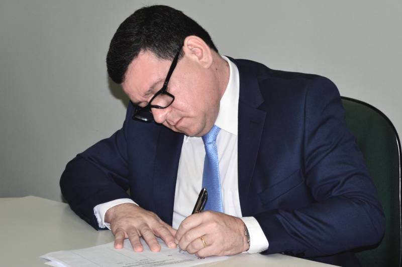 Em reunião extraordinária nesta terça-feira, 26, os membros do Conselho Técnico Administrativo da Empresa de Assistência Técnica e Extensão Rural (Emater), do Pará, deram posse ao novo presidente, Daniel Lopes, e ao diretor administrativo, José Cezário Souza (foto), da empresa. A reunião ocorreu na sede da Secretaria de Estado de Desenvolvimento Agropecuário e da Pesca (Sedap), em Belém, e foi a primeira presidida pelo Secretário de Desenvolvimento Agropecuário e da Pesca, João Carlos Ramos. O Conselho é composto por representantes do setor público e da sociedade civil. Os nomes dos novos dirigentes da Emater foram aprovados por unanimidade pelos membros do Conselho. Após a posse, Daniel Lopes fez questão de agradecer pela confiança depositada e se colocou à disposição para, em parceria, trabalhar para concretizar ações voltadas à modernização e ampliação da produção agrícola local, principalmente a dos pequenos produtores e dos produtores familiares.
FOTO: ASCOM / SEDAP
DATA: 26.06.2018
BELÉM - PARÁ <div class='credito_fotos'>Foto: Ascom Sedap | <a href='/midias/2018/originais/0acba31f-9225-425a-bc6e-731939017f18.jpg' download><i class='fa-solid fa-download'></i> Download</a></div>