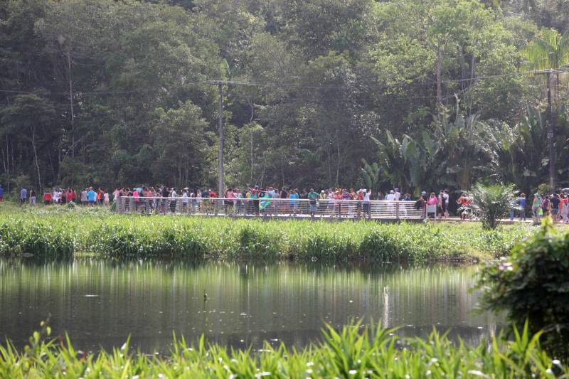 Uma reabertura feita a milhares de mãos. A fita inaugural colocada no inicio da trilha principal do Parque do Utinga foi rompida por mais de cinco mil pessoas ansiosas pelo inicio da caminhada, marcando o segundo dia da programação de reabertura do mais novo espaço paraense de lazer e interatividade com a natureza.
FOTO: SIDNEY OLIVEIRA / AG. PARÁ
DATA: 17.03.2018
BELÉM - PARÁ <div class='credito_fotos'>Foto: Sidney Oliveira/Ag. Pará | <a href='/midias/2018/originais/0acccb3e-9869-4df0-83ee-e79b243276c2.jpg' download><i class='fa-solid fa-download'></i> Download</a></div>