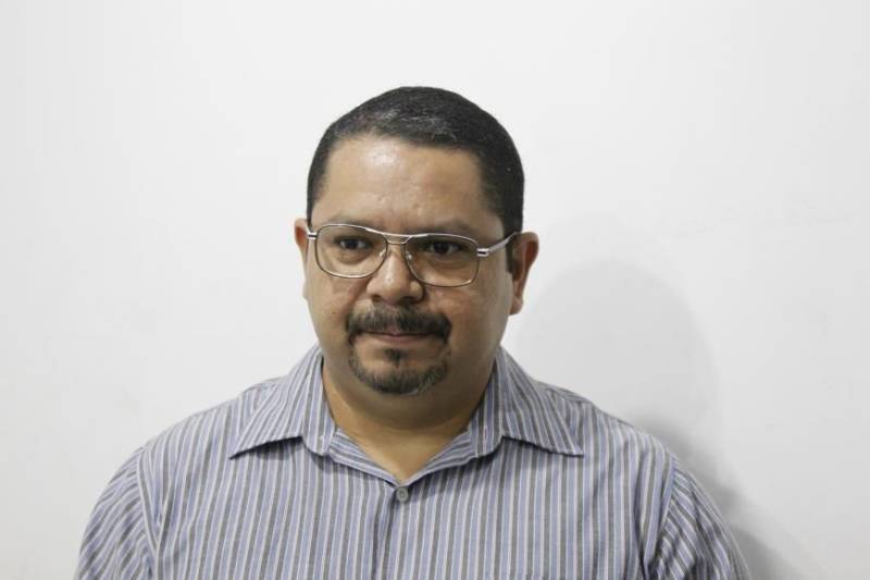 O Núcleo Gestor de Monitoração Eletrônica (NGME) de Marabá, começou a funcionar nesta terça-feira (18), com capacidade para monitorar 186 internos. O NGME de Marabá atuará com cinco servidores em duas salas, uma para instalação da tornozeleira eletrônica e outra para o monitoramento. No total, sete detentas foram as primeiras a serem beneficiadas com a medida alternativa e uso das tornozeleiras eletrônicas no município, sendo cinco do regime semi-aberto e duas do regime fechado, com base na progressão antecipada de pena determinada pela Justiça. A decisão foi do juiz Titular da vara de Execução Penal de Marabá, Caio Berardo, e se baseia na Súmula Vinculante 56, do Supremo Tribunal Federal (STF), ao recomendar que "na falta de estabelecimento penal adequado, não autoriza a manutenção do condenado em regime prisional mais gravoso podendo ser deferida a prisão domiciliar ao sentenciado". Com base nessa decisão, o juiz determinou então a progressão antecipada de pena das internas para o regime aberto, com o monitoramento eletrônico. Na foto, o diretor do NGME da Região Metropolitana de Belém, Robervaldo Araújo.

FOTO: ASCOM / SUSIPE
DATA: 19.12.2018
MARABÁ - PARÁ <div class='credito_fotos'>Foto: ASCOM SUSIPE   |   <a href='/midias/2018/originais/0adbfc2c-bd70-4c03-bb3f-045814d0fa83.jpg' download><i class='fa-solid fa-download'></i> Download</a></div>