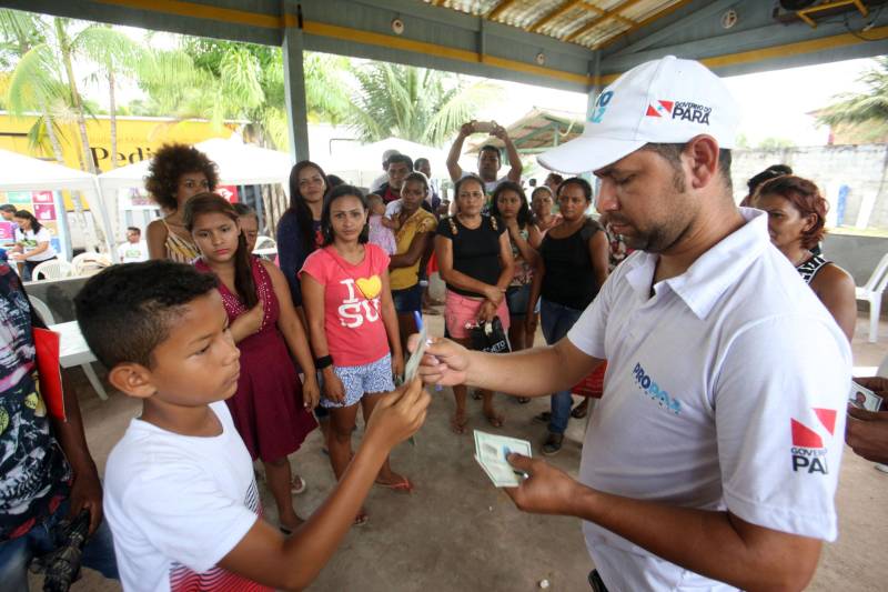 Aos 22 anos, Cláudio Cardoso está desempregado e procura um trabalho para sustentar o filho. Neste domingo (11) ele aproveitou a presença da Caravana Pro Paz no município de Barcarena, distante 15 quilômetros da capital, para retirar seus documentos e até aproveitou para cortar os cabelos. Na segunda-feira (12) pretende sair em busca de um emprego. Ele é um dos mil beneficiados pelos atendimentos feitos na cidade pela Caravana Pro Paz, uma ação do Governo do Pará, que busca garantir o acesso da população mais carente a serviços de atenção às necessidades básicas do cidadão, como atendimentos médicos, exames, vacinação, entre outros, com ações de mobilização em diversas regiões e municípios, a fim de fortalecer a cidadania paraense. “Os documentos e aparências são muito importantes para conseguir um trabalho, por isso estou aproveitando para fazer tudo para na segunda-feira continuar procurando emprego”, comentou Claudio. Ele está separado e quer encontrar um trabalho para sustentar o filho. A Caravana Pro Paz está iniciando os trabalhos em 2018 por Barcarena, nas comunidades de Vila Nova, Bom futuro e Burajuba afetadas pelo transbordamento de rejeitos da Hydro Alunorte, no início deste mês. Os serviços de retirada de documentos (Certidão de Nascimento, RG, Registro Social, ID Jovem), atendimento médico (pediatria, ginecologia e clínica geral), consulta jurídica, exames vacinas e cortes de cabelo foram ofertados em parceria com a Prefeitura do município.
FOTO: IGOR BRANDÃO / AG PARÁ
DATA: 11.03.2018
BARCARENA - PARÁ <div class='credito_fotos'>Foto: IGOR BRANDÃO / AG. PARÁ | <a href='/midias/2018/originais/0ae10220-9ac0-49a5-8d30-081bd8ffe4db.jpg' download><i class='fa-solid fa-download'></i> Download</a></div>