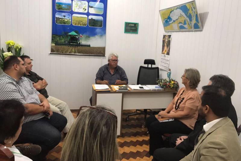 Representantes do Centro Regional de Governo do Baixo Amazonas, instalado em Santarém no dia 25 de janeiro deste ano, estão indo aos municípios da região para dar maior celeridade na resolução das principais demandas apresentadas. O primeiro município visitado foi Belterra, distante 45 km de Santarém, onde os coordenadores das áreas de segurança pública, infraestrutura e logística, educação e produção e desenvolvimento participaram de reuniões com autoridades locais. A reunião de trabalho ocorreu durante a manhã e tarde desta segunda feira (19) e foi conduzida pelo prefeito em exercício, Sérgio Cardoso de Campos, e demais servidores.
FOTO: SAMUEL ALVARENGA / SECOM
DATA: 19.02.2018
BELTERRA - PARÁ <div class='credito_fotos'>Foto: Samuel Alvarenga / Secom | <a href='/midias/2018/originais/0ae39dfb-a8aa-4dde-9378-a90c4b679154.jpg' download><i class='fa-solid fa-download'></i> Download</a></div>