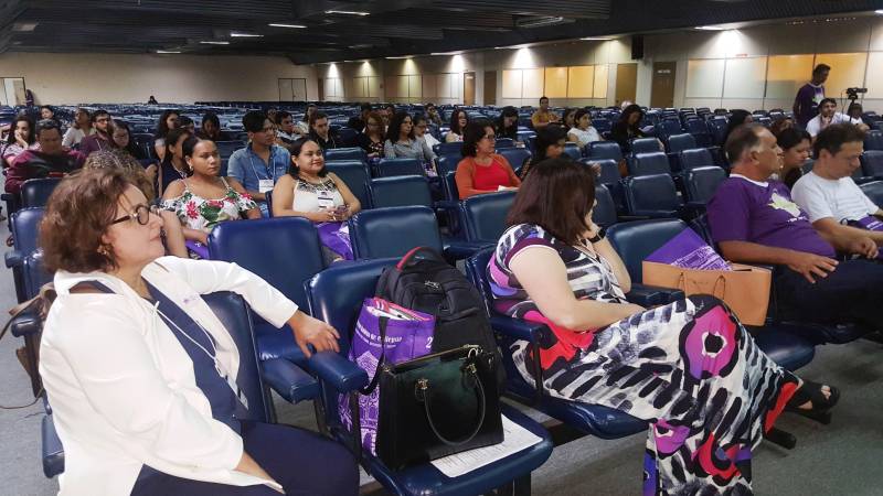 Com o apoio da Secretaria de Estado de Saúde Pública (Sespa), aconteceu neste sábado (24), o 2º Simpósio Norte-Brasileiro de Epilepsia, no Centro Cultural Tancredo Neves. Além de divulgar o dia mundial de conscientização da Epilepsia, em 26 de março – conhecido como Purple Day (“Dia Roxo”) – o evento fez um panorama atual da atenção ao paciente epiléptico no Estado. Com o tema “Epilepsia no Pará: Passado, Presente e Futuro”, o simpósio também discutiu os avanços da ciência na identificação e tratamento da epilepsia, o sistema de atendimento aos pacientes, avanços tecnológicos na cirurgia da epilepsia, a realidade no Sistema Único de Saúde (SUS), entre outros assuntos.
FOTO: CARLA FISCHER / ASCOM SESPA
DATA: 24.03.2018
BELÉM - PARÁ <div class='credito_fotos'>Foto: CARLA FISCHER / ASCOM SESPA | <a href='/midias/2018/originais/0ae65cf3-0075-4a85-b708-13f9ba00f502.jpg' download><i class='fa-solid fa-download'></i> Download</a></div>