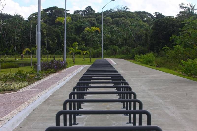 Bastante aguardado, o novo Parque Estadual do Utinga (PEUt) será reaberto ao público pelo Governo do Estado nos próximos dias 16 e 17 de março. Os serviços do mais importante espaço de preservação e estudo da biodiversidade dentro da Região Metropolitana de Belém serão oferecidos em caráter experimental. Na sexta-feira, a partir das 16h30, serão realizadas apresentações artísticas, com o Boi Veludinho, crianças do Pro Paz e a premiada Orquestra Sinfônica do Theatro da Paz. A apresentação será em um espaço ao ar livre e não será necessária a retirada de ingressos, por esse motivo, a recomendação é que o público chegue cedo, porque a entrada será fechada quando o espaço estiver lotado. No sábado, será realizada uma grande caminhada, a partir das 8 horas, com paradas para informações educativas sobre a fauna, flora e sobre os novos espaços. Por conta da grande quantidade de pessoas, incluindo crianças e idosos, o Corpo de Bombeiros recomendou e, a organização do evento acatou, a necessidade de se evitar durante a manhã do sábado o trânsito de veículos sobre rodas, como carros, bicicletas, skates e patins. Depois das 12 horas e durante todo o funcionamento do parque, a entrada e o uso por praticantes desta modalidade está completamente liberada no Parque. No domingo, o parque funciona normalmente ao público no horário de 5h30 às 17h, assim como nos outros dias, de segunda a segunda.
FOTO: IGOR BRANDÃO / AG PARÁ
DATA: 11.032018
BELÉM - PARÁ <div class='credito_fotos'>Foto: IGOR BRANDÃO / AG. PARÁ | <a href='/midias/2018/originais/0ae6679b-1eae-4a87-b4e7-522da29e438a.jpg' download><i class='fa-solid fa-download'></i> Download</a></div>