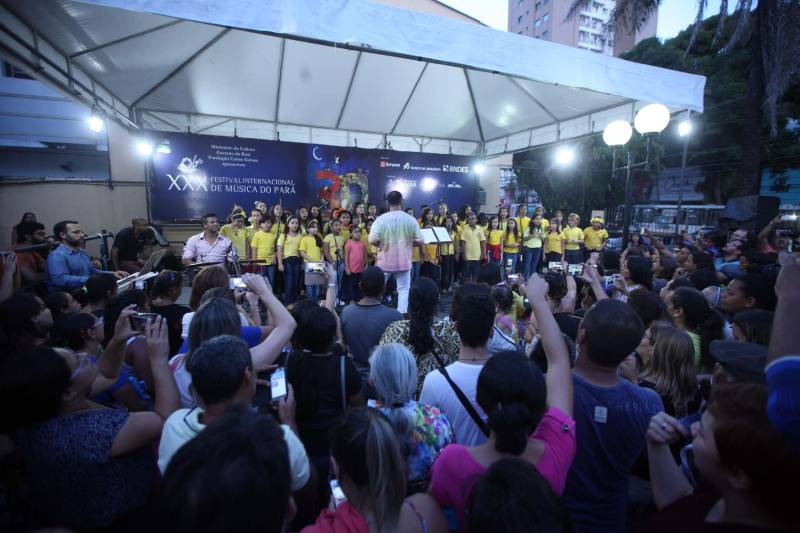 Emoção e alegria transbordaram no início da noite desta terça-feira, 6, no jardim do Instituto Estadual Carlos Gomes, durante apresentação musical de crianças e jovens que fazem parte do Coro Itacy Silva e Coral Experimental Doris Azevedo. A apresentação reuniu pais, alunos, professores e convidados em uma bela apresentação, coordenada pelo professor Eduardo Nascimento, e faz parte da 30ª edição do Festival Internacional de Música do Pará (Fimupa).

FOTO: THIAGO GOMES / AG. PARÁ
DATA: 06.07.2017
BELÉM - PARÁ <div class='credito_fotos'>Foto: Thiago Gomes /Ag. Pará   |   <a href='/midias/2018/originais/0af46319-6f72-4e59-9dc8-b5c39790a01b.jpg' download><i class='fa-solid fa-download'></i> Download</a></div>