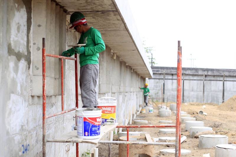As obras de ampliação de dois novos pavilhões no Centro de Recuperação Penitenciário do Pará I (CRPP I), localizado no Complexo Penitenciário de Santa Izabel, já estão com mais de 70% do cronograma concluído. A obra é de responsabilidade da Secretaria de Estado de Desenvolvimento e Obras Públicas (Sedop) e executada pela M.D.S Construtora e Incorporadora, empresa contratada. Com a ampliação do CRPP I serão abertas 342 novas vagas para a custódia dos internos da Superintendência do Sistema Penitenciário do Estado (Susipe).

FOTO: AKIRA ONUMA/ASCOM SUSIPE
DATA: 28.11.2018
SANTA IZABEL- PARÁ <div class='credito_fotos'>Foto: Akira Onuma / Ascom Susipe   |   <a href='/midias/2018/originais/0af51f36-ce6a-4a2d-83a3-5d339db84b53.jpg' download><i class='fa-solid fa-download'></i> Download</a></div>