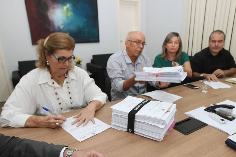 A comissão do governo atual, comandada pelo Procurador-Geral do Estado, Ophir Cavalcante Júnior, e pelo Auditor-Geral do Estado, Roberto Amoras, se reuniu nesta terça-feira (27), com os membros da comissão do governo eleito, Maria Eugenia Rio, Eduardo Ribeiro, Hana Sampaio Ghassan e Fabrício de Paula.

FOTO: CARLOS SODRÉ / AG. PARÁ
DATA: 27.11.2018
BELÉM - PARÁ <div class='credito_fotos'>Foto: CARLOS SODRÉ / AG. PARÁ    |   <a href='/midias/2018/originais/0af63d67-e304-487c-80c3-c3b65559cbcc.jpg' download><i class='fa-solid fa-download'></i> Download</a></div>