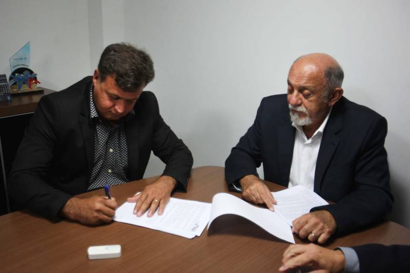 Governo assina de convênio de saúde entre Estado e Prefeiturta de Senador José Porfírio. Na foto, o prefeito de Senador, Dirceu Biancardi, o governador do Estado, Simão Jatene e o secretário de Saúde, Vítor Mateus.
FOTO: IGOR BRANDÃO / AG. PARÁ
DATA: 19.02.2018
BELÉM - PARÁ <div class='credito_fotos'>Foto: IGOR BRANDÃO / AG. PARÁ | <a href='/midias/2018/originais/0af8e977-6196-449b-b3ad-287916f4461b.jpg' download><i class='fa-solid fa-download'></i> Download</a></div>