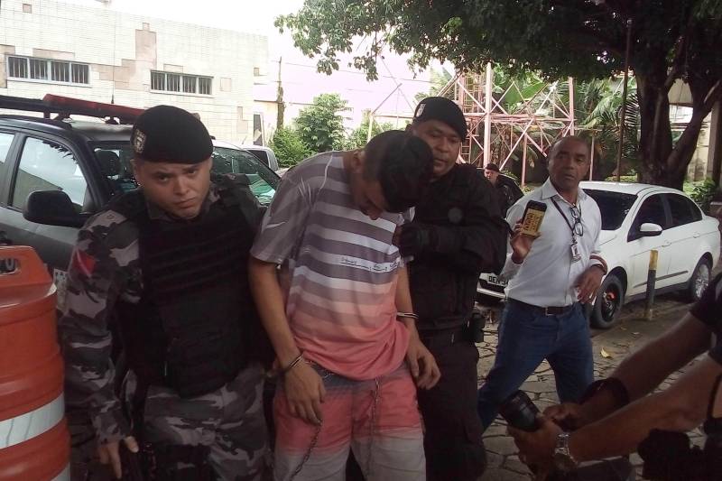 Dez dos 11 homicídios dolosos de policiais militares em 2018 já estão esclarecidos, alguns com autores presos ou identificados, e outros com autores mortos em confronto com policiais. A informação foi divulgada nesta quinta-feira (15), em entrevista coletiva na sede da Delegacia-Geral de Polícia Civil, em Belém. Rilmar Firmino, delegado-geral de Policia Civil, e o coronel Hilton Benigno, comandante-geral da Polícia Militar do Pará. Na foto, o presidiário Luis Carlos, de apelido "Lucas".
FOTO: ASCOM POLÍCIA CIVIL
DATA: 15.03.2018
BELÉM - PARÁ <div class='credito_fotos'>Foto: Ascom Polícia Civil | <a href='/midias/2018/originais/0b0d7544-8069-47ba-9349-88e4e9b1c2c7.jpg' download><i class='fa-solid fa-download'></i> Download</a></div>