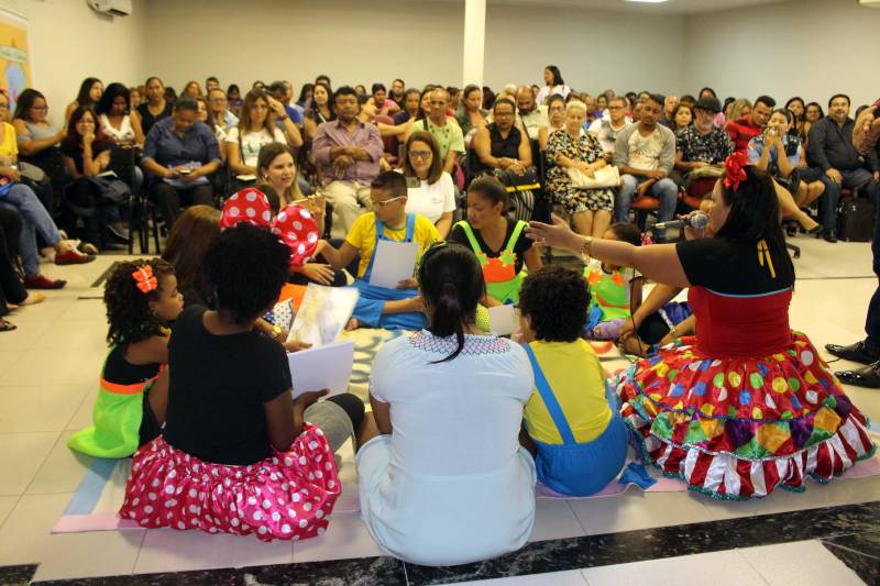 Possibilitar, por meio de atividades, metodologias e experiências, o acesso a conhecimentos capazes de fortalecer vínculos familiares e comunitários é o objetivo do Projeto Família e Cidadania: Viver é conviver, que na manhã desta terça-feira (27) promoveu mais um evento, destinado a integrantes de organizações da sociedade civil. 

FOTO: ASCOM NAC
DATA: 27.11.2018
BELÉM - PARÁ <div class='credito_fotos'>Foto: Ascom NAC   |   <a href='/midias/2018/originais/0b0e2618-b39b-4bdf-b222-c4fdf585869d.jpg' download><i class='fa-solid fa-download'></i> Download</a></div>