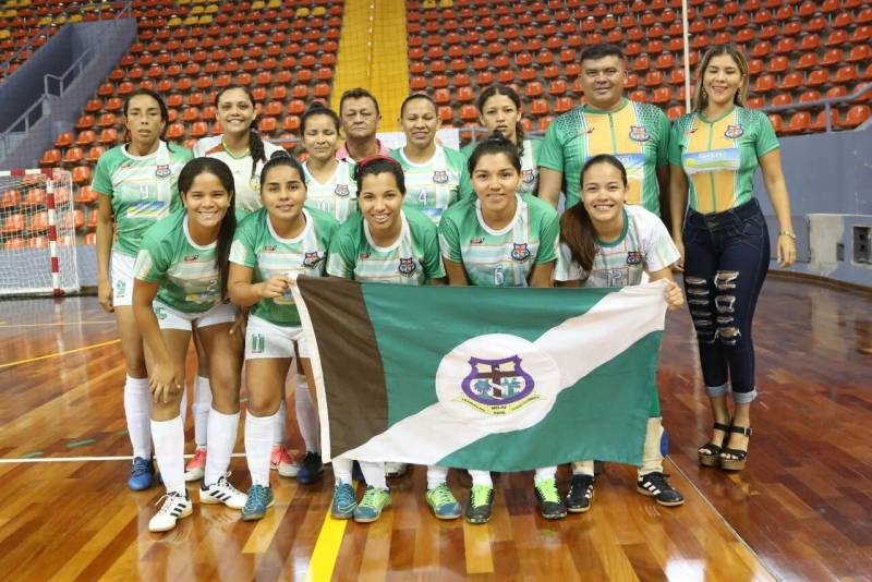 A Arena Guilherme Paraense, o Mangueirinho, recebeu, nesta segunda-feira (26), as finais do 10º Jogos Abertos do Pará (Joapa). No local, foram conhecidos os vencedores nas modalidades handebol, basquete e futsal. Ao todo, 18 delegações de todas as regiões do Pará estiveram na capital paraense. Já no futsal feminino, a seleção de Moju (foto) ganhou de Portel pelo placar de 1 a 0, enquanto que no masculino o título ficou com Tucuruí, que goleou Muaná por 7 a 1.
FOTO: RAY NONATO / DIVULGAÇÃO
DATA: 26.03.2018
BELÉM - PARÁ <div class='credito_fotos'>Foto: Ray Nonato/Divulgação | <a href='/midias/2018/originais/0b1207fe-03d5-4d02-90ee-b9538148aa11.jpg' download><i class='fa-solid fa-download'></i> Download</a></div>