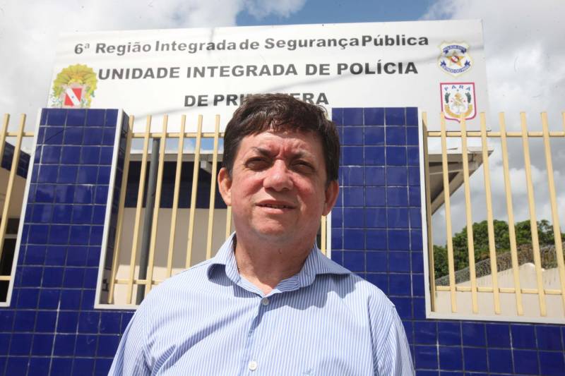 No último dia 14, a dona de casa Francisca Correa foi assaltada quando saia da igreja, no município de Primavera, nordeste do estado. dois rapazes a derrubaram da bicicleta e levaram sua bolsa. Francisca acabou se tornando uma das primeiras usuárias da nova Unidade Integrada de Polícia Pro Paz (UIPP) em Primavera. "Cheguei, fui rapidamente atendida e os dois rapazes já foram, inclusive, presos", disse. Francisca, que voltou à UIPP nessa segunda-feira, dia 19, para buscar o boletim de ocorrência. Coincidentemente, o mesmo dia em que a unidade foi oficialmente entregue à população pelo governador Simão Jatene. Não que a gente goste de vir aqui, né?", afirmou Francisca. Delegacia nunca é bom, completou a dona de casa. "Mas, quando a gente chega num lugar novo e é bem atendida, aí se sente mais tranquila, principalmente numa hora de sofrimento como essa, de um assalto", concluiu. Na foto, o delegado Sílvio Maués, diretor-geral da Polícia Civil no interior.
FOTO: RODOLFO OLIVEIRA / AG. PARÁ
DATA: 19.03.2018
PRIMAVERA - PARÁ <div class='credito_fotos'>Foto: Rodolfo Oliveira/Ag. Pará | <a href='/midias/2018/originais/0b20f5ad-900c-49ea-83ce-98326824d90b.jpg' download><i class='fa-solid fa-download'></i> Download</a></div>