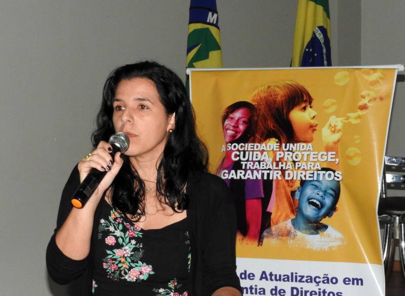 O município de Castanhal, na Região Metropolitana de Belém (RMB), recebeu nesta terça-feira (20) o Movimento pela Valorização do Estatuto da Criança e do Adolescente (Mover), que promove uma capacitação destinada a elaborar com órgãos do Executivo, Legislativo e Judiciário, além de representantes da sociedade civil, conselheiros tutelares e demais membros da rede de garantia de direitos da criança e adolescentes, ações e estratégias para o fortalecimento dos direitos de menores de 18 anos. O encontro será realizado até a próxima quinta-feira (22), das 09 às 17 h, no auditório da URE 8 (Unidade Regional de Educação). Na foto, Adriana Fernandes, assessora técnica da Secretaria Extraordinária de Estado de Integração de Políticas Sociais.
FOTO: CARLOS SODRÉ / AG. PARÁ
DATA: 19.02.2018
CASTANHAL - PARÁ <div class='credito_fotos'>Foto: CARLOS SODRÉ / AG. PARÁ | <a href='/midias/2018/originais/0b2849ce-c599-47b5-aa93-ee2d5243a441.jpg' download><i class='fa-solid fa-download'></i> Download</a></div>