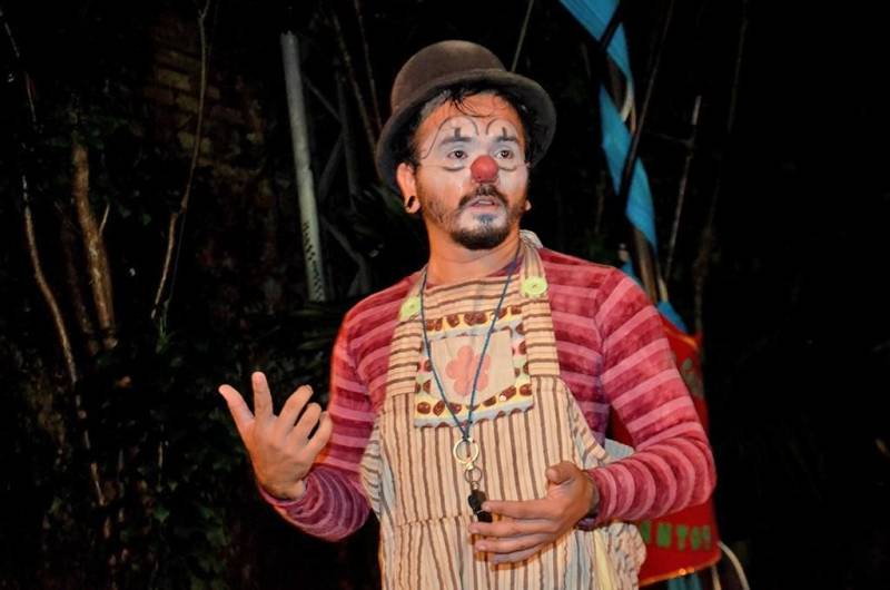 O espetáculo de rua adaptado ao teatro de Yure Lee, contemplado no Edital Pauta Livre da Fundação Cultural do Pará (FCP), será apresentado no palco do teatro Margarida Schivasappa, do Centur, nesta quinta-feira, 29, a partir das 19 horas. A montagem é centrada na história de um simples palhaço que toma a decisão de montar um circo sozinho. Não demora muito para ele sentir na pele a dificuldade de apresentar todos os números sem ajuda de outros artistas. “Irei fazer todos os números sozinho durante todo o espetáculo, mas contarei com a colaboração do público”, afirma. O artista adianta que a apresentação tem diversos números cômicos que utilizam várias técnicas de circo, como perna de pau, diabolô, claves e spining. Ele também revela que números como o rola-rola, monociclo e acrobacias estarão presentes. “O público pode esperar muita interação e alternância de risco e gargalhada, algo bem tradicional do circo. A expectativa é muito grande para a apresentação”, comenta.
FOTO: ASCOM / FCP
DATA: 28.03.2018
BELÉM - PARÁ <div class='credito_fotos'>Foto: ASCOM FCP | <a href='/midias/2018/originais/0b28c33c-84e1-44e8-a82c-1462741a150a.jpg' download><i class='fa-solid fa-download'></i> Download</a></div>