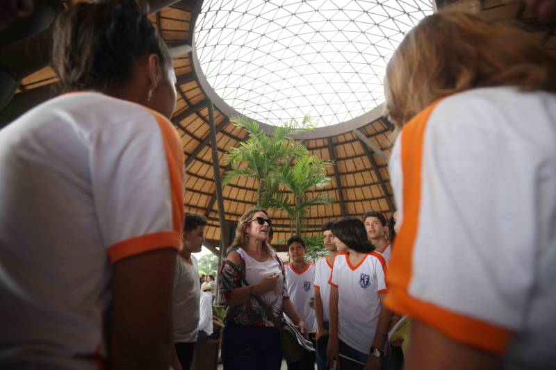 O Parque Estadual do Utinga (PEUt) o mais importante espaço de preservação e estudo da biodiversidade dentro da Região Metropolitana de Belém será reaberto à população a partir desta sexta,16, a partir das 16h30, com apresentações artísticas, com o Boi Veludinho, crianças do Pro Paz e a premiada Orquestra Sinfônica do Theatro da Paz. A apresentação será em um espaço ao ar livre e não será necessária a retirada de ingressos, por esse motivo, a recomendação é que o público chegue cedo, porque a entrada será fechada quando o espaço estiver lotado. Na foto, a professora Edinea Azevedo.
FOTO: SIDNEY OLIVEIRA / AG PARÁ
DATA: 16.03.2018
BELÉM - PARÁ <div class='credito_fotos'>Foto: Sidney Oliveira/Ag. Pará | <a href='/midias/2018/originais/0b2aa4bb-bcc6-4c21-9d42-62667b7ffc8c.jpg' download><i class='fa-solid fa-download'></i> Download</a></div>