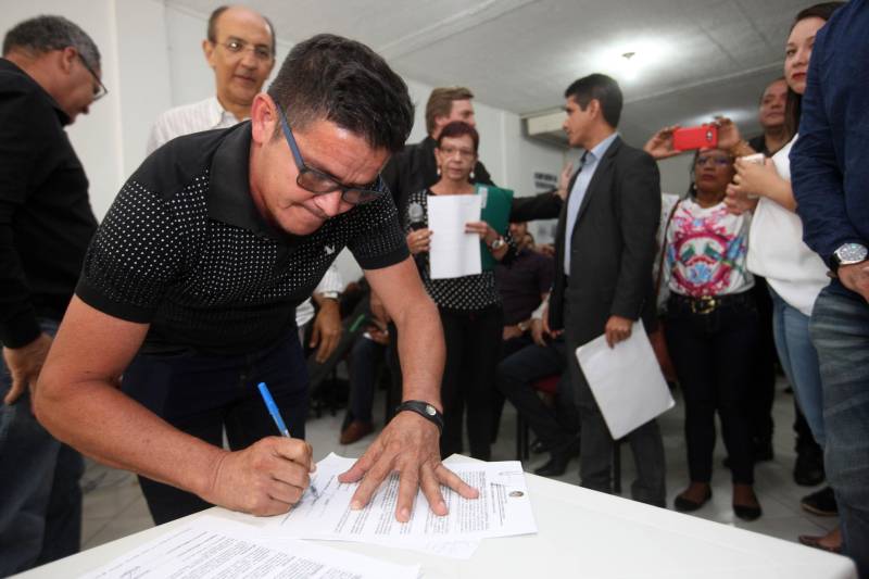 Trinta Conselhos Tutelares do Pará ganharam equipamentos para melhorar o atendimento e garantir os direitos das crianças e dos adolescentes no Estado em cerimônia realizada nesta quinta-feira (05) no auditório da Secretaria de Estado de Assistência Social, Trabalho, Emprego e Renda (Seaster). Durante a manhã foram entregues 39 kits para conselhos de 30 municípios. Cada kit é formado por veículo, geladeiras e computadores. Os veículos, entre carros e lanchas, darão infraestrutura de locomoção necessária e adequada para o desempenho das ações do órgão. Os equipamentos foram adquiridos pelo Governo do Pará por meio de emenda parlamentar do deputado Arnaldo Jordy e ajudarão a equipar e reestruturar a rede do Sistema de Garantia de Diretos da Criança e do Adolescente do Estado. Ao todo foram entregues 37 carros, duas lanchas, 39 geladeiras e 78 computadores. Na foto, o prefeito de Santarém Novo, Pedro cabral de Oliveira Neto, o Pedrinho.
FOTO: SIDNEY OLIVEIRA / AG. PARÁ
DATA: 05.07.2018
BELÉM - PARÁ <div class='credito_fotos'>Foto: Sidney Oliveira/Ag. Pará | <a href='/midias/2018/originais/0b308322-25c6-42fe-8f85-9b1eca02a122.jpg' download><i class='fa-solid fa-download'></i> Download</a></div>