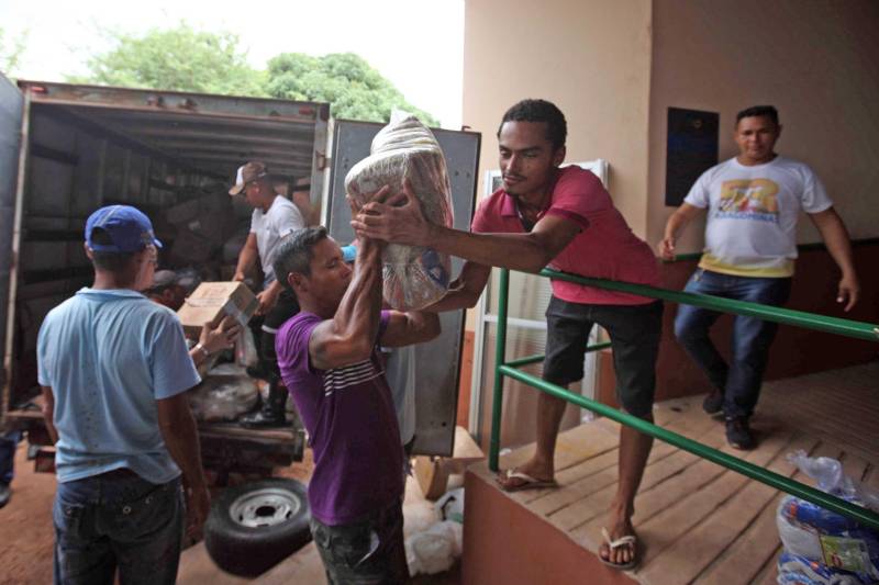 O Governador do Pará, Simão Jatene, esteve durante esta sexta-feira (13) no município de Paragominas. Além de visitar as áreas afetadas pela enxurrada que ocorreu na madrugada da quinta-feira (12), ele conversou com moradores atingidos, reuniu com autoridades municipais, secretários de estado, com o Corpo de Bombeiros e a Defesa Civil para traçar as metas e ações a serem cumpridas para restabelecer a normalidade na cidade. A forte enxurrada, que durou toda a madrugada, alagou cerca de 40% da cidade e atingiu 350 famílias. Até o momento, 13 locais foram adequados para funcionar como abrigo, entre escolas, associações, ginásios, entre outros, para receber desabrigados e desalojados. Na foto, distribuição das doações para as vítimas da enchente no município.

FOTO: SIDNEY OLIVEIRA / AG. PARÁ
DATA: 13.04.2018
PARAGOMINAS - PARÁ <div class='credito_fotos'>Foto: Sidney Oliveira/Ag. Pará   |   <a href='/midias/2018/originais/0b32c544-ad8a-49ec-aeb8-639f70d8589b.jpg' download><i class='fa-solid fa-download'></i> Download</a></div>
