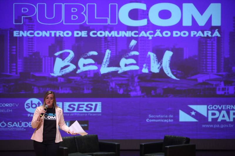 Todas as pessoas que deixaram o teatro onde acontece o Publicom Belém 2018 saíram animadas com o primeiro dia de evento, que encerrou às 20h desta segunda-feira (11). Ter a oportunidade de conhecer mais sobre temas atuais, conhecer de perto profissionais de sucesso da área de comunicação e trocar experiências com estudantes e outros profissionais da área foram os benefícios mais citados por quem participou do evento, que já acontece desde 2013.
FOTO: THIAGO GOMES / AG. PARÁ
DATA: 11.06.2018
BELÉM - PARÁ <div class='credito_fotos'>Foto: Thiago Gomes /Ag. Pará | <a href='/midias/2018/originais/0b382048-4e4d-4e82-8774-239b2a5aeb50.jpg' download><i class='fa-solid fa-download'></i> Download</a></div>